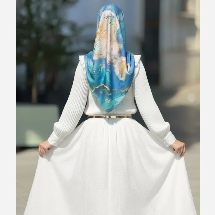 روسری طرح اطلس دریایی قواره بزرگ دور دوخت مزونی شیک زنانه